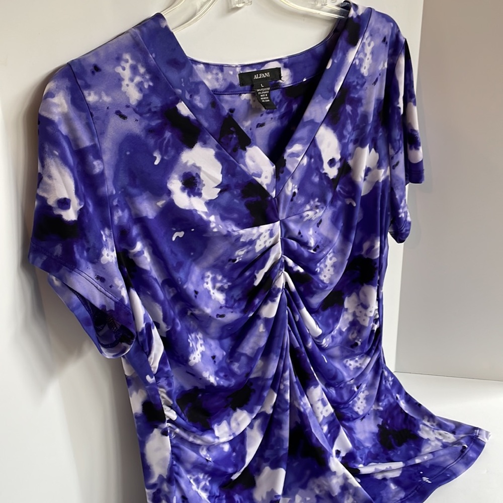 Alfani gathered front fitted v-neck short sleeve top size large